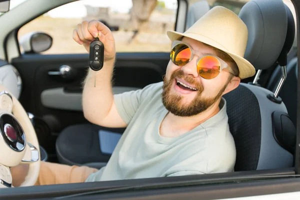 新しい車のキーを示すハンサムな幸せな男 レンタカーと購入する新しい車 — ストック写真