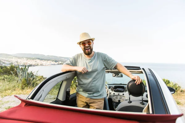 Güzel manzaralı, beyaz, üstü açık bir arabada oturan mutlu kadın.