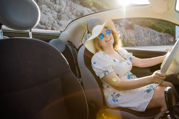 Usmívající Blonďatá Běloška Kloboukem Slunečními Brýlemi Užívá Letní Výlet Cabrio — Stock fotografie