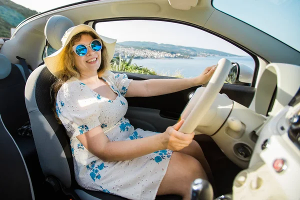 Lächelnde Blonde Kaukasierin Mit Hut Und Sonnenbrille Die Ihren Sommerlichen — Stockfoto