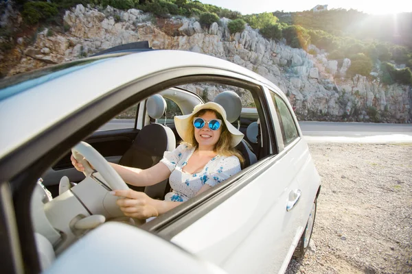 Samotna Kobieta Kabriolecie Topowy Samochód Letni Dzień Podróż Koncepcja Wakacji — Zdjęcie stockowe