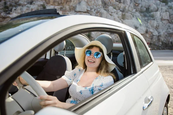 Mujer Rubia Sonriente Caucásica Con Sombrero Gafas Sol Disfrutando Viaje — Foto de Stock