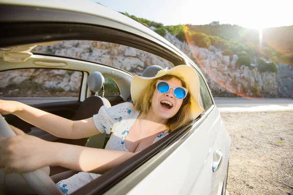 Одна Жінка Кабріолет Топ Автомобіль Літній День Подорожі Концепція Літніх — стокове фото