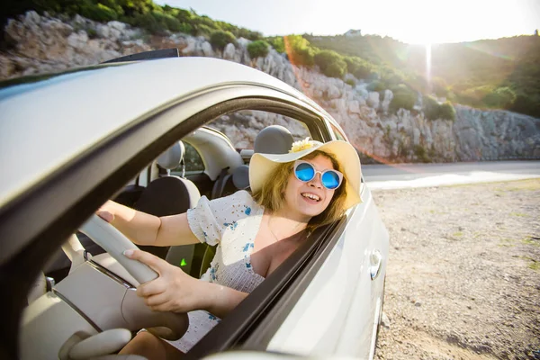 Lächelnde Blonde Kaukasierin Mit Hut Und Sonnenbrille Die Ihren Sommerlichen — Stockfoto