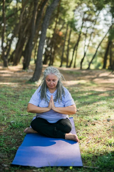 Mindful Senior Kvinna Med Dreadlocks Mediterar Vid Havet Och Stranden — Stockfoto