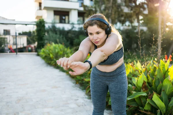 Imádnivaló Kövér Melegítőben Részt Vesz Fitness Szabadtéri Oldalnézeti Portré Fiatal — Stock Fotó