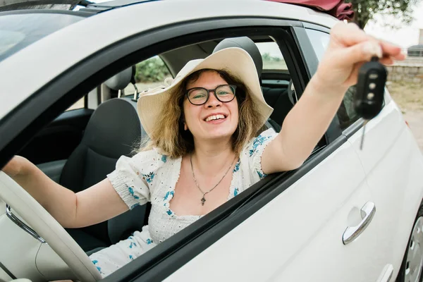 Kobieta Czapce Letniej Kierowca Gospodarstwa Kluczyki Samochodu Jazdy Jej Nowy — Zdjęcie stockowe