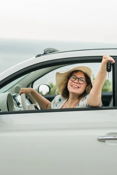 Autofahrerin Zeigt Lächelnd Autoschlüssel Und Auto Frauen Fahren Gemietetes Cabrio — Stockfoto