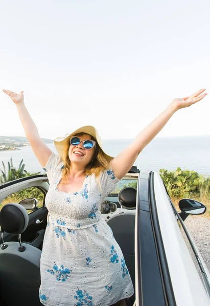 Jonge Vrouw Heeft Plezier Cabrio Tegen Een Strand Zee Reizen — Stockfoto