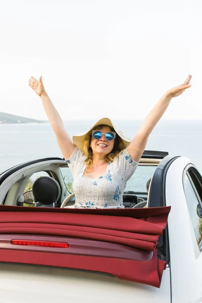 Glückliche Frau Sitzt Weißem Cabrio Mit Schöner Aussicht — Stockfoto