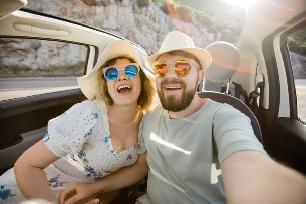 Šťastný Krásný Pár Zamilovaný Při Selfie Portrétu Řízení Kabriolet Auto — Stock fotografie