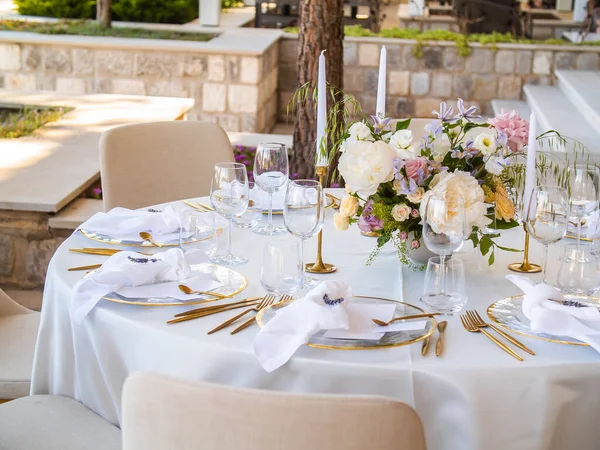 럭셔리 결혼식 피로연 테이블입니다 테이블에 꽃입니다 웨이터 — 스톡 사진
