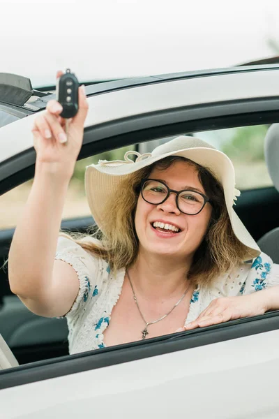 Autofahrerin Zeigt Lächelnd Autoschlüssel Und Auto Frauen Fahren Gemietetes Cabrio — Stockfoto