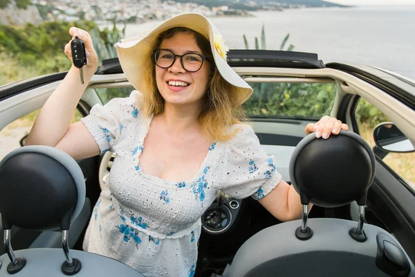 Жінка Літньому Капелюсі Водій Тримає Ключі Від Автомобіля Кермом Свого — стокове фото