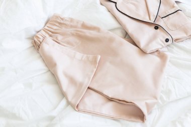 Kıyafet perakende konsepti. Elbise mağazasında kadın pijamaları. Pijama dükkanda. Reklam, satış, moda ve alışveriş