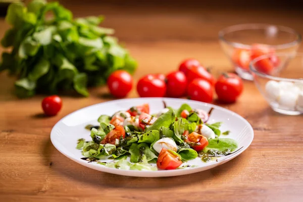 Plate Healthy Classic Caprese Salad Mozzarella Cheese Tomatoes Basil — Fotografia de Stock