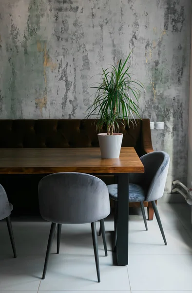 Cadeiras Cinza Mesa Madeira Minimalista Interior Café Com Cartaz Janela — Fotografia de Stock