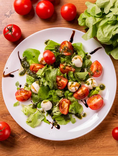 Plate Healthy Classic Caprese Salad Mozzarella Cheese Tomatoes Basil — Φωτογραφία Αρχείου