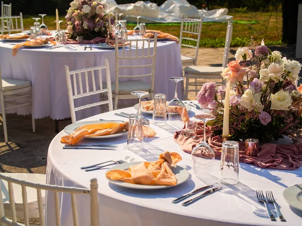 Tabulka Luxusní Svatební Hostinu Krásné Květiny Stole Servírovací Nádobí Skleněné — Stock fotografie