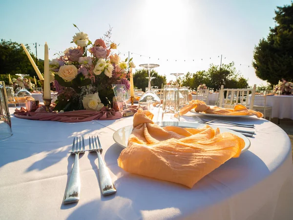 Γάμου Συμπόσιο Καρέκλες Και Στρογγυλό Τραπέζι Για Τους Επισκέπτες Σερβίρεται — Φωτογραφία Αρχείου