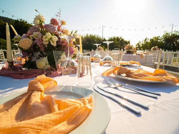 Prachtige Outdoor Bruiloft Decoratie Stad Kaarsen Gedroogde Bloemen Accessoires Met — Stockfoto
