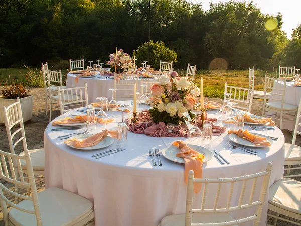 Стол Роскошном Свадебном Приеме Красивые Цветы Столе Обслуживание Посуды Стеклянных — стоковое фото