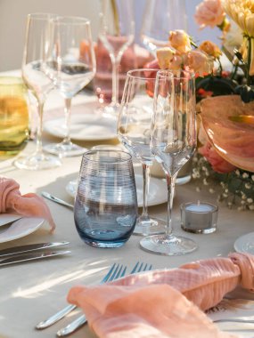 Bir lüks düğün Resepsiyon masasında. Masanın üzerine güzel çiçekler. Garsonlar, cam gözlük, yemekleri iş,