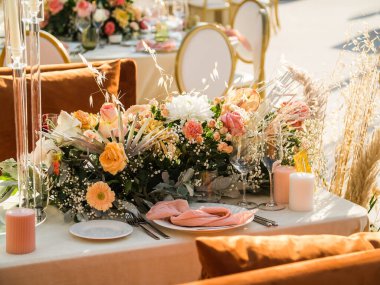 Lüks, zarif düğün resepsiyon masası düzenlemesi, çiçek süsü.