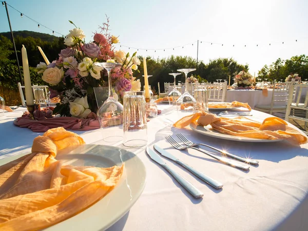 Стол Роскошном Свадебном Приеме Красивые Цветы Столе Обслуживание Посуды Стеклянных — стоковое фото