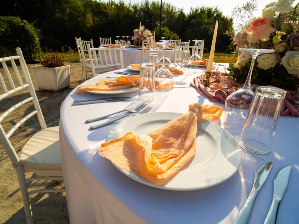 雅致的婚宴餐桌布置 花卉装饰 — 图库照片