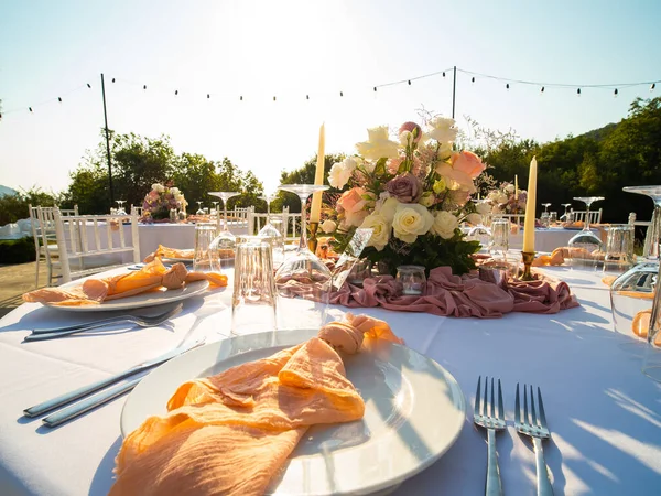 Bruiloft Feestzaal Stoelen Ronde Tafel Voor Gasten Geserveerd Met Bloemen — Stockfoto