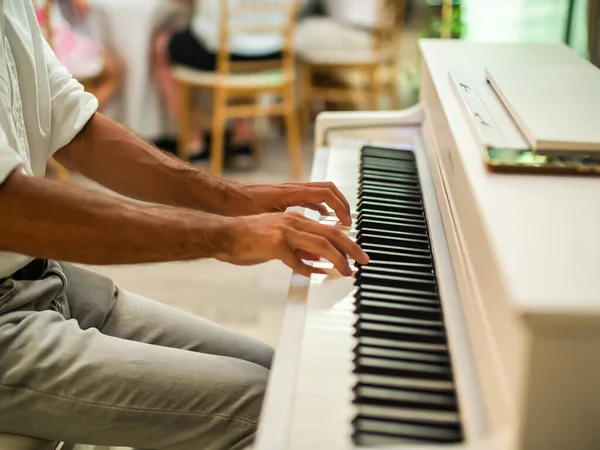 Manlig Pianist Händer Flygel Keyboard Musik Händelse Och Artist Musiker — Stockfoto