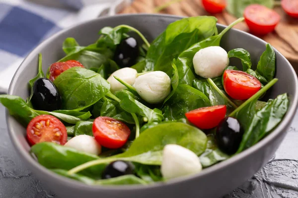Salada Fresca Com Queijo Mussarela Tomate Espinafre Alimentos Dietéticos Saudáveis — Fotografia de Stock