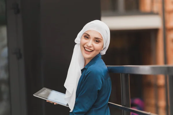 Χαμογελώντας Muslim Κορίτσι Χρησιμοποιώντας Ψηφιακή Ταμπλέτα Περιήγηση Στο Internet Κοινωνικά — Φωτογραφία Αρχείου