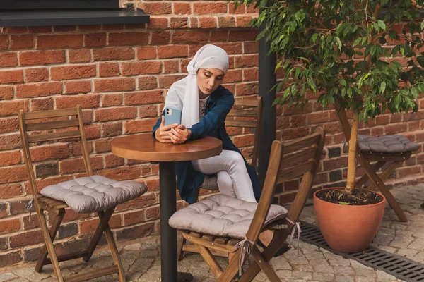 셀카를 복용하는 이슬람 스카프를 소녀가 스마트폰을 사용하여 자신의 사진을 — 스톡 사진