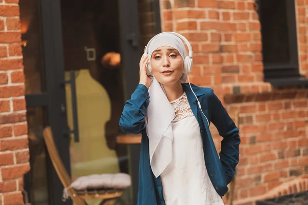Retrato Jovem Mulher Muçulmana Árabe Ouvindo Música Com Fone Ouvido — Fotografia de Stock