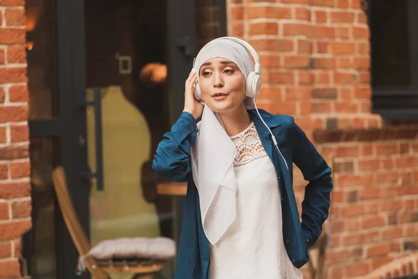 Retrato Jovem Árabe Moderno Mulher Segurando Telefone Celular Ouvir Música — Fotografia de Stock
