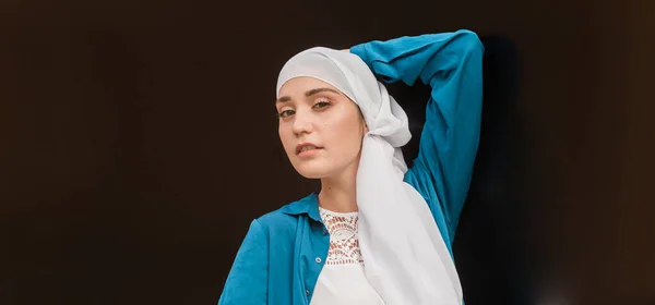 Moda Moderna Menina Muçulmana Com Hijab Beautiful Modelo Feminino Muçulmano — Fotografia de Stock