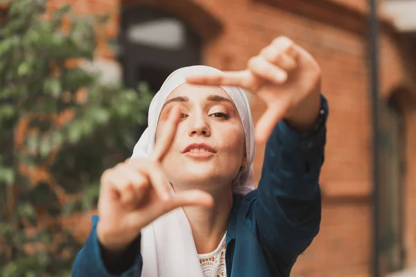 Retrato Una Joven Musulmana Haciendo Marco Cámara Con Los Dedos — Foto de Stock