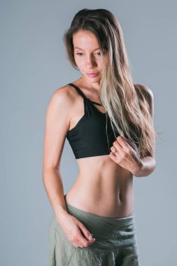 Slim fitness kadınının portresi. Spor ve sağlıklı yaşam tarzı kavramı