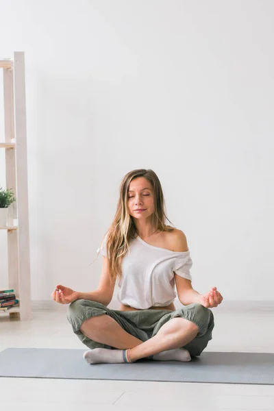 Joven Mujer Hermosa Sana Practicando Yoga Casa Sentada Postura Loto — Foto de Stock