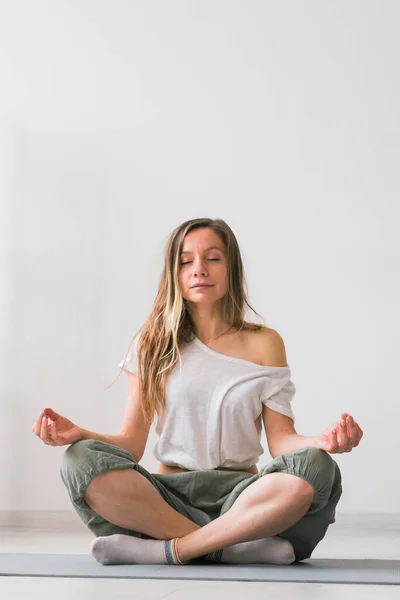 Joven Mujer Hermosa Sana Practicando Yoga Casa Sentada Postura Loto — Foto de Stock