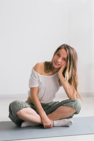 Chica Positiva Sentada Colchoneta Fitness Descansando Después Pilates Práctica Yoga —  Fotos de Stock