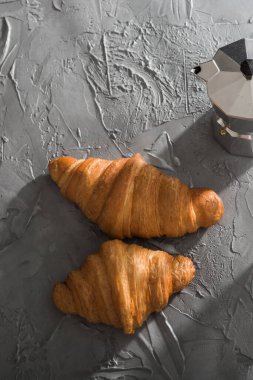 Kurabiye ve sade kahveyle kruvasanla kahvaltı. Sabah yemeği ve kahvaltı.