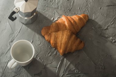 Kurabiye ve sade kahveyle kruvasanla kahvaltı. Sabah yemeği ve kahvaltı.