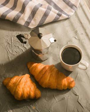 Kurabiye ve sade kahveyle kruvasanla kahvaltı. Sabah yemeği ve kahvaltı.