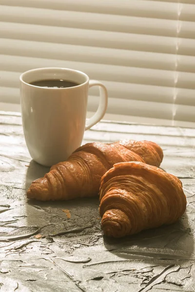 Snídaně Croissantem Prkně Černou Kávou Ranní Jídlo Snídaně — Stock fotografie
