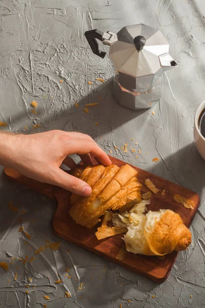 Завтрак Круассаном Доске Черным Кофе Утренняя Еда Завтрак — стоковое фото
