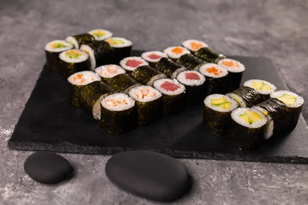 Sushi Rulla Mörk Bakgrund Japansk Och Asiatisk Mat — Stockfoto
