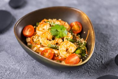 Tavuk ve sebzeli kızarmış erişte. Asya mutfağı